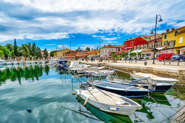 Blick auf Novigrad, Häuser mit Pool und nahe dem Meer bei ISTRA STAR - Die schönsten Immobilien in Kroatien & Istrien