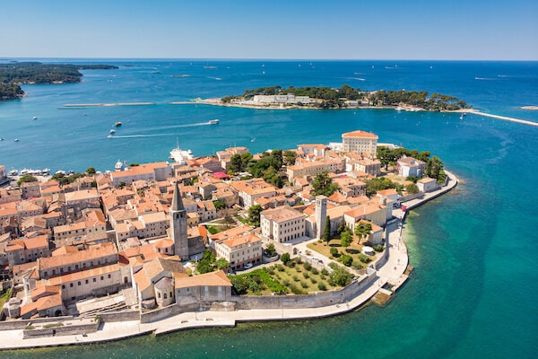 Blick auf Porec, Häuser mit Pool und nahe dem Meer bei ISTRA STAR - Die schönsten Immobilien in Kroatien & Istrien