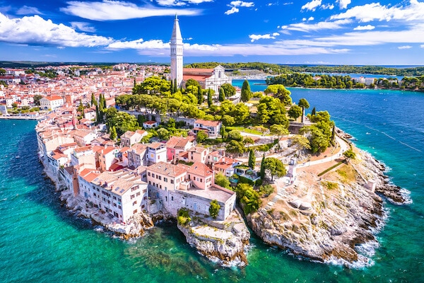 Blick auf Rovinj, Häuser mit Pool und nahe dem Meer bei ISTRA STAR - Die schönsten Immobilien in Kroatien & Istrien