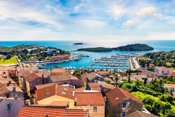 Blick auf Vrsar, Häuser mit Pool und nahe dem Meer bei ISTRA STAR - Die schönsten Immobilien in Kroatien & Istrien