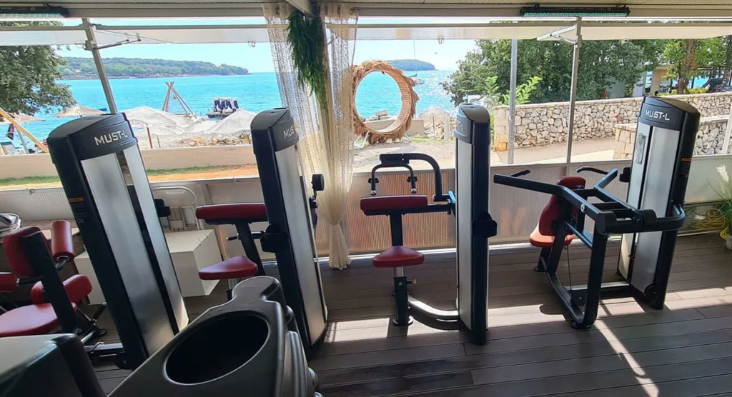 Beach Gym ISTRA STAR moderne Fitneß-Geräte und Blick auf den Strand - Sport am Strand und reizvolle Immobilien, Schnäppchen in der Nähe zum Meer mit Pool